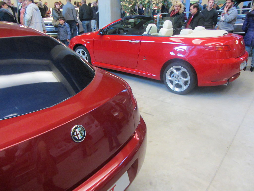 1024px-Alfa_Romeo_GT_-_modello_pieno_in_scala_1_a_1_e_concept_GT_Spider.jpg